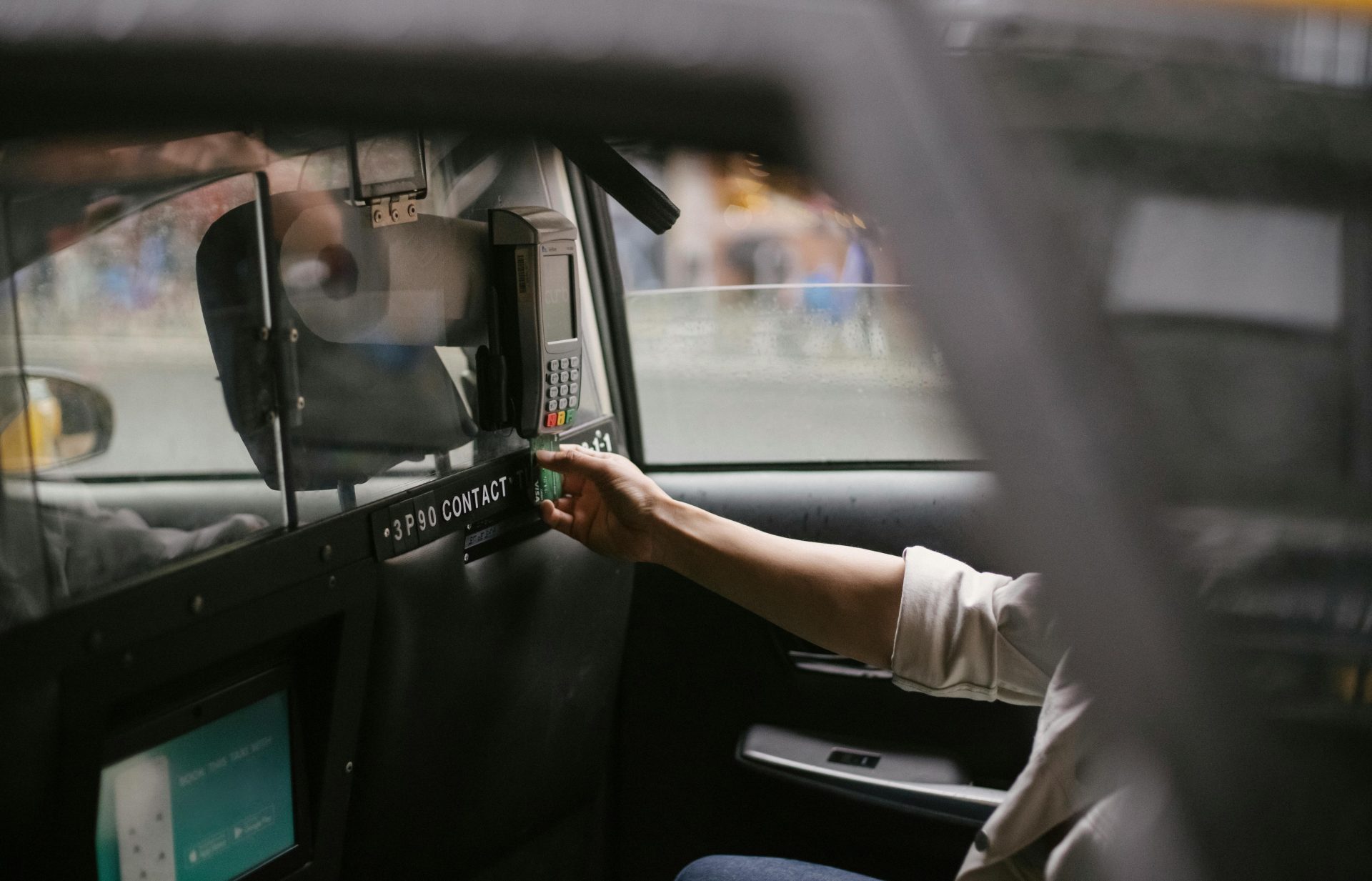 für ein Taxi bezahlen