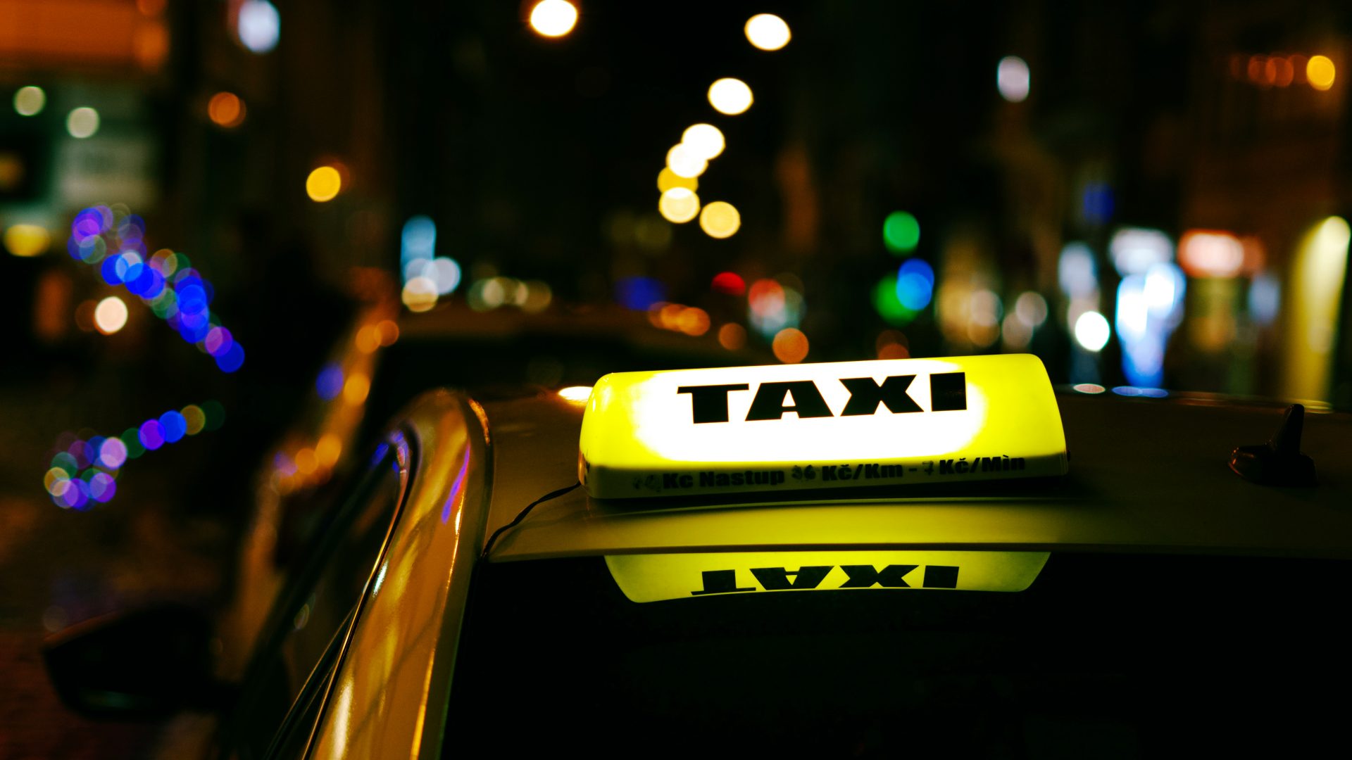 ein Taxi mit einem Taxilicht auf dem Dach