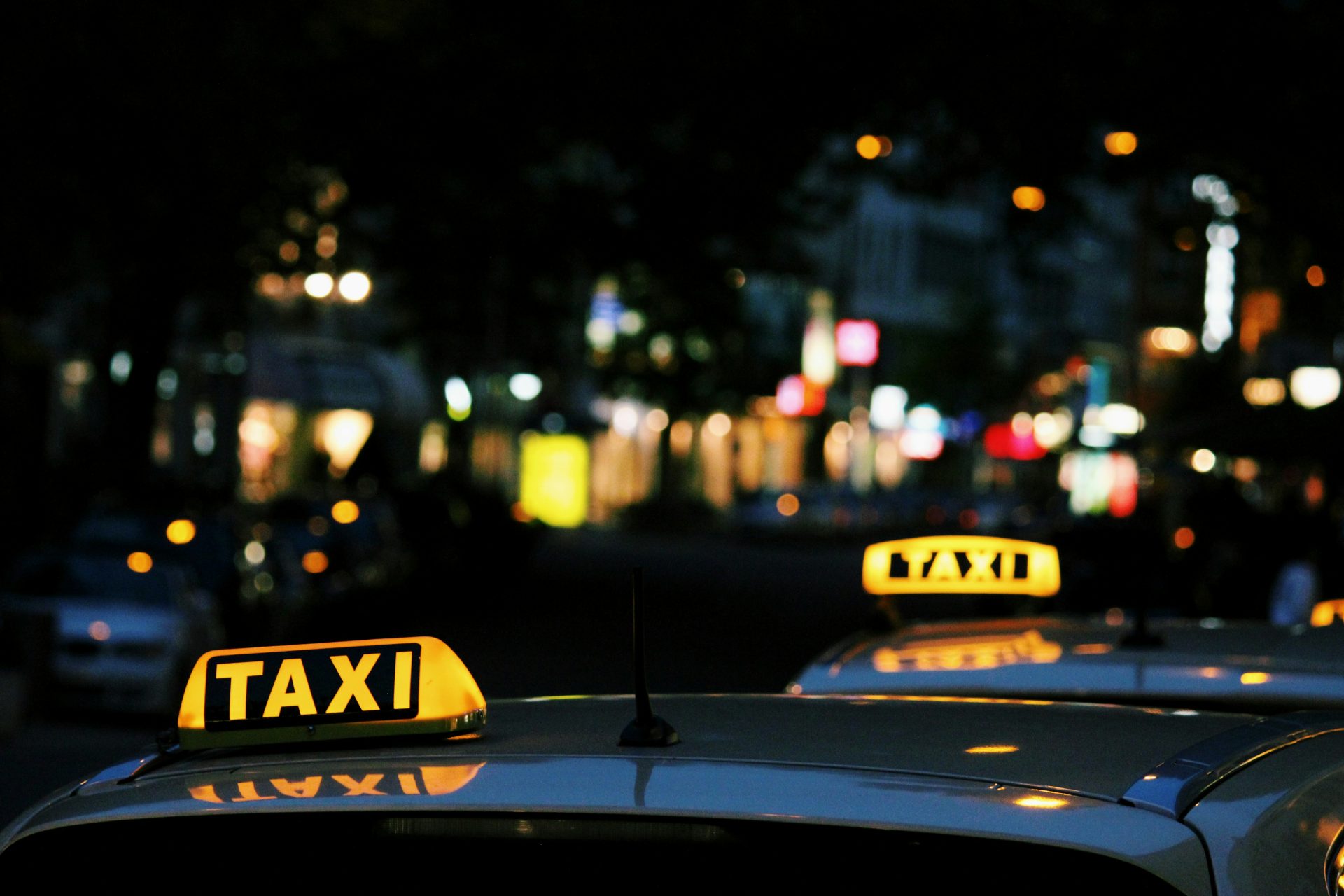 Fotografie von Taxischildern mit geringer Schärfentiefe