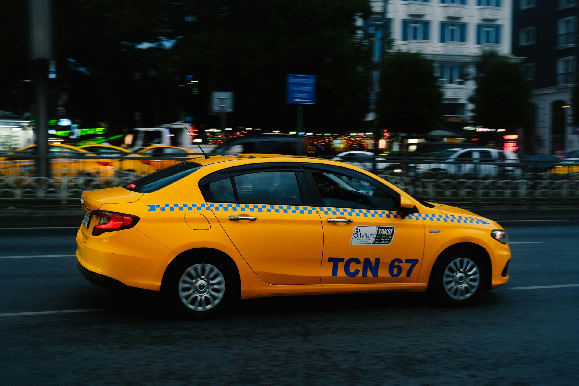 ein gelbes Auto auf einer Straße
